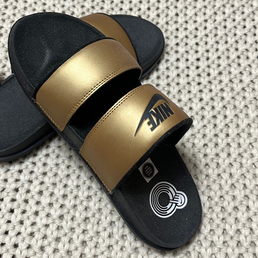 NWT WOMEN’S GOLD AND BLACK NIKE SANDALS- Super Cute!